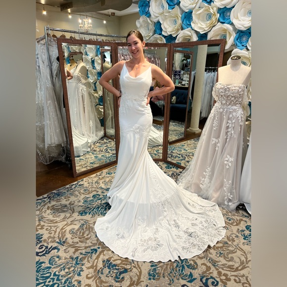 Wedding dress - Picture 3 of 15